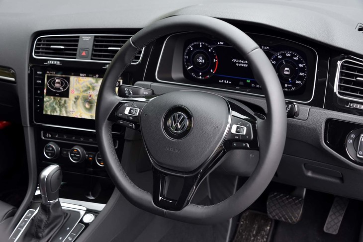 本革巻きのステアリングホイール。スポーク部には、メーター表示およびオーディオ、運転支援システムの操作スイッチが並ぶ。