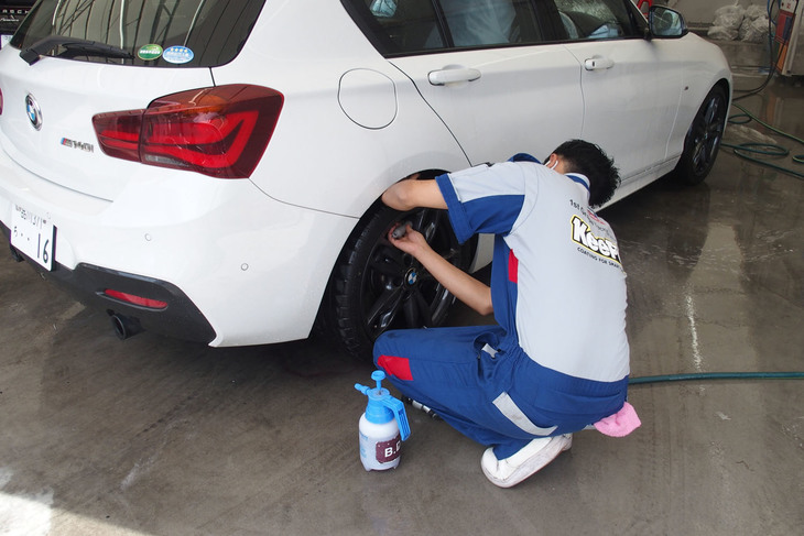 「ECOプラスダイヤモンドキーパー」の施工作業を開始。まずブレーキダストクリーナーでホイールの汚れを浮かし、下まわりを洗浄。ホイール周辺の部品に対しても変色させる恐れがない、安心のケミカル剤が用いられている。