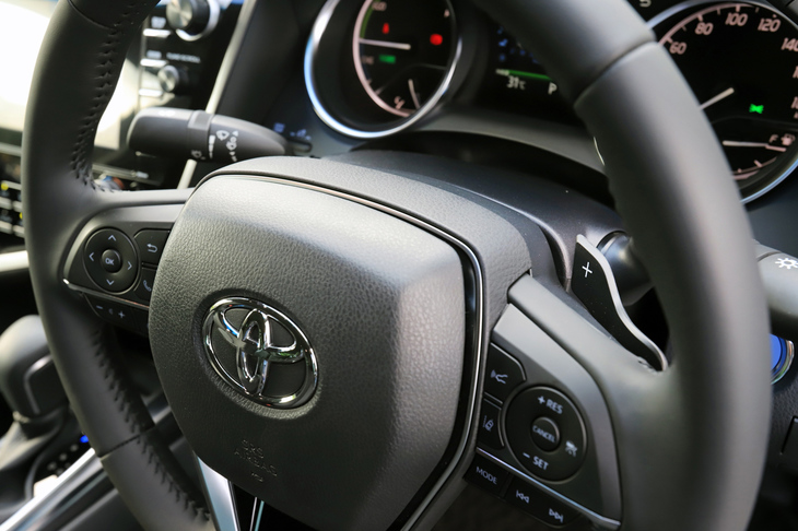 標準車にはないパドルシフトは「WS」の専用装備。右がプラス（シフトアップ）、左がマイナス（シフトダウン）のスイッチになる。