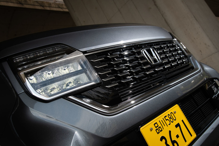 「N-WGNカスタム」のLEDヘッドランプと、細かなメッキ加飾が施されたフロントグリル。軽自動車として初めてシャークフィンアンテナを採用するなど、そのディテールは非常に凝っている。