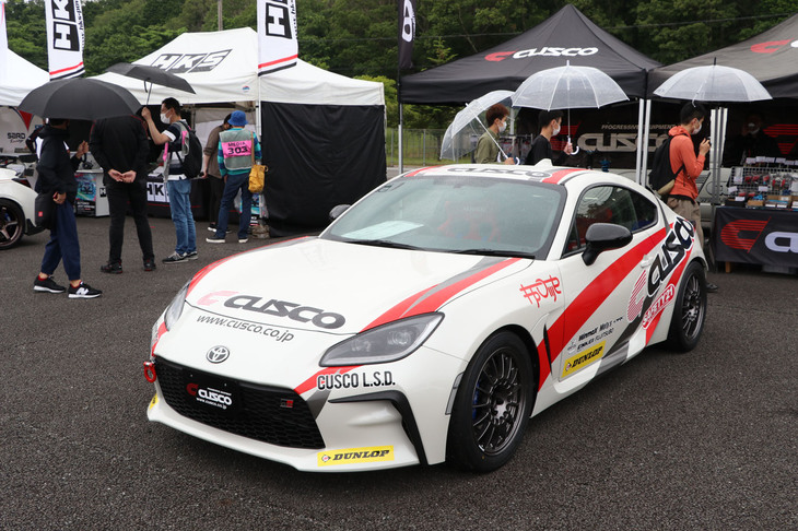 ラリーでも活躍するクスコの「トヨタGR 86」。展示車はやはりラリーカーをイメージしており、車内はフルバケットシートと7点式ロールケージを装着した2名乗車仕様に仕上げられている。