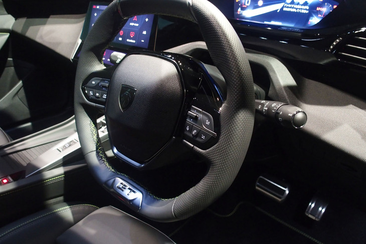 プジョー308 GT BlueHDi（ステアリングホイール）