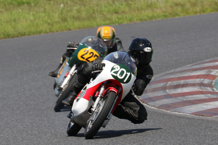 サラブレッドグランプリ＆ゴールデンエラトロフィーとプロダクションツーリストトロフィー……ごく大ざっぱに言えば250cc以上のマシンによる混走レースで、優勝した1970年「ヤマハTD-3」と2位に入った1956年「BSA DBD34ゴールドスター」のバトル。前者は247cc 2気筒2ストロークエンジンを積んだ市販レーサー、後者は499cc単気筒4ストロークOHVエンジン搭載の市販車改。