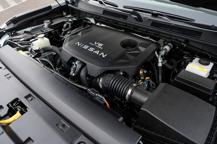 エンジンは「キングオブデザート」を目指すべく新開発したという3.5リッターV6ツインターボのVR35DDTTユニット。最高出力425PS、最大トルク700N・mを発生する。