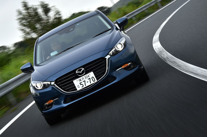 「アクセラスポーツ15XD Lパッケージ」には、エンジンの作用でコーナリング中の応答性と安定性を高める新機能「G-ベクタリング コントロール」が搭載される。