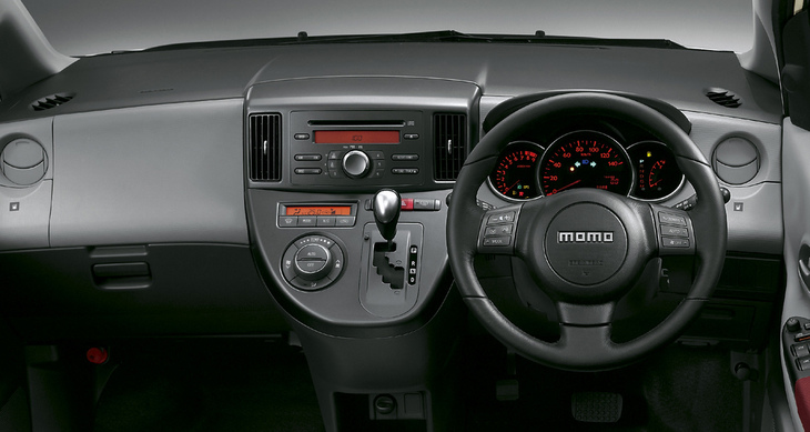 2006年6月に登場した「ダイハツ・ソニカ」。“ご近所のアシ”ではなく、“ちょっと遠くまで”のドライブを楽しめるクルマを目指したという。MOMO製ステアリングホイールや、マニュアル感覚で変速操作が行える「7速アクティブシフト」を装備していた。