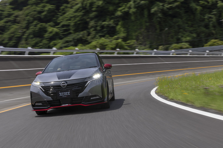 ドライブモードには「NISMOチューンドe-POWER 4WD」専用の「NISMO」モードを設定。加速力とアクセルレスポンス、さらに後輪への駆動力配分が最大化される。