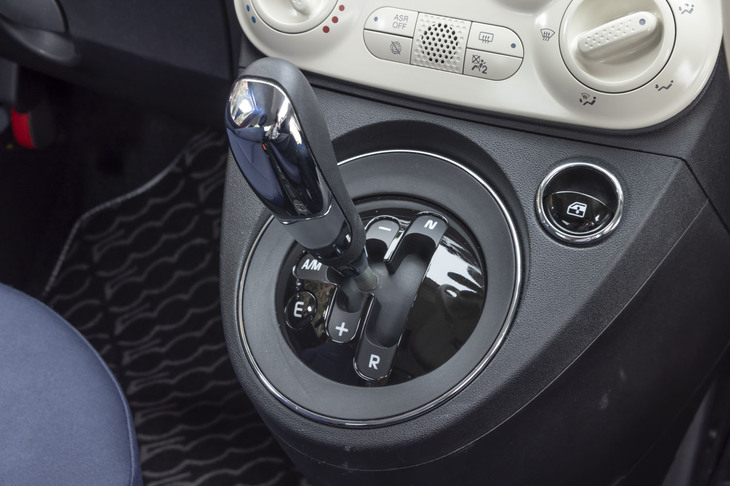 変速機はシングルクラッチ式ATの「デュアロジック」。シフトアップに癖があるが、ペダル操作の工夫によっていくらか緩和できる。うまくできるとうれしい。