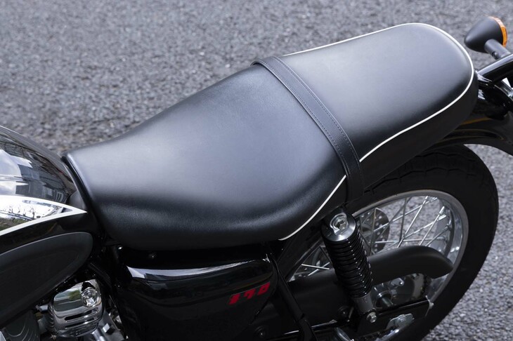 シート高さは740mmと低めで、車体もスリムなので足つき性は良好。車重も143kgと軽量で、街なかでも遠慮なく乗り回せる。この取り回しのしやすさは、軽二輪ならではだ。