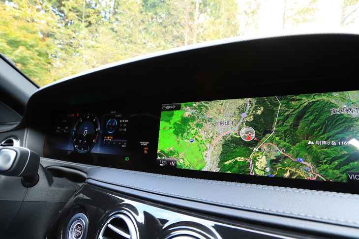 ドライバーの目の前には、メーターパネル用と、カーナビおよびインフォテインメント用の、2つの12.3インチモニターが並ぶ。