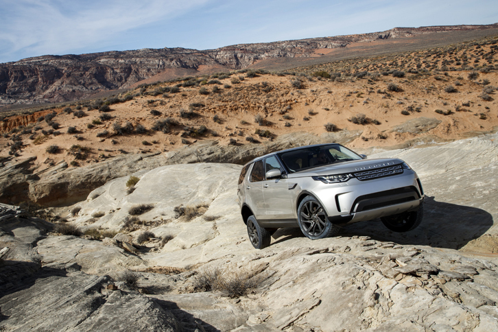 岩を登る、ランドローバーの新型「ディスカバリー」。5代目はアルミモノコックボディーの採用で490kgの軽量化を果たしました。オフロード性能も期待できます。（photo：ジャガー・ランドローバー）
