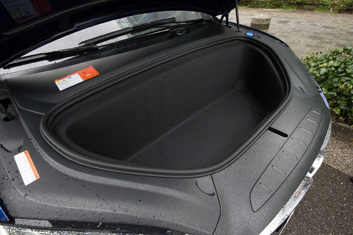 ボンネット下には、フロントトランク＝「フランク」と呼ばれる、容量187リッターの荷室が用意される。正面衝突時に衝撃を吸収して乗員を守る、クランプルゾーンとしても機能する。