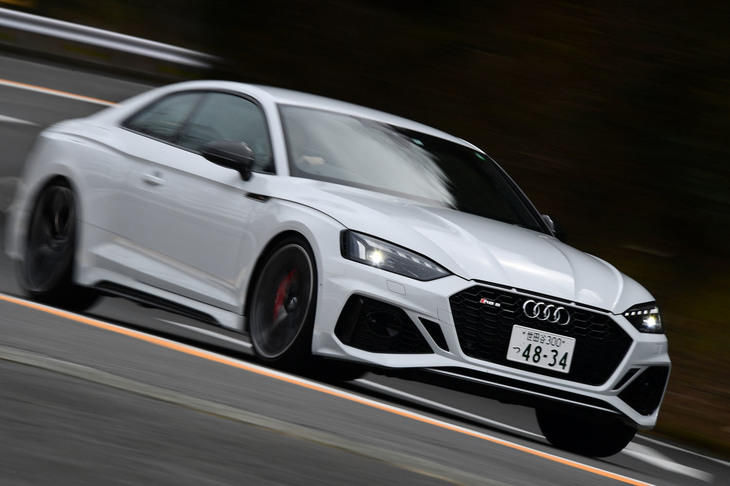 ワインディングロードを行く「RS 5クーペ」。ボディーサイズは全長×全幅×全高＝4715×1860×1365mm、ホイールベースは2765mm、車重は1750kgと発表されている。