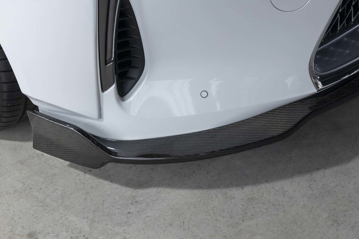 フロントディフューザーの両サイドはフィン形状になっている。