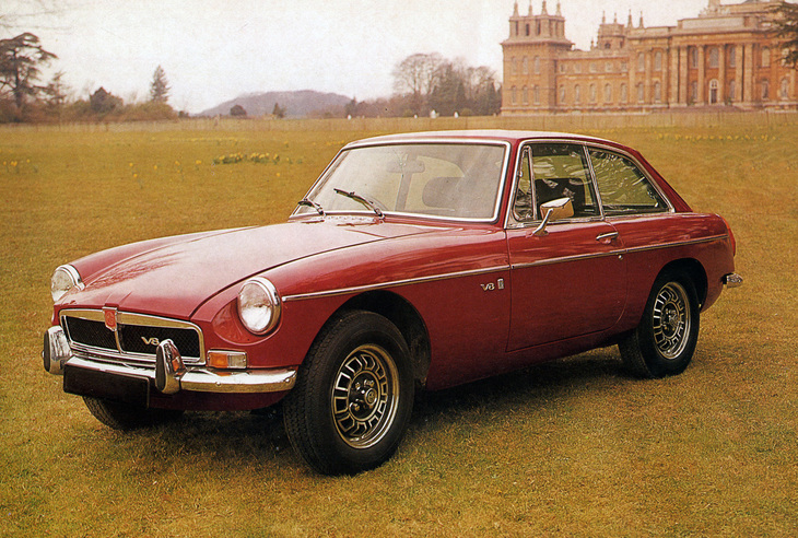ビュイック由来の総アルミ合金製3.5リッターV8エンジンを積んだ1973年「MGB GT V8」。MGB本来の1.8リッター直4の2倍近い排気量を持つが、重量は逆に18kg軽く、性能は飛躍的に向上。最高速度199km/h、0-400m加速16.45秒をうたった。