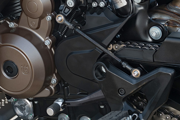 トランスミッションには変速時のクラッチ操作およびエンジンの回転合わせを不要とするイージーシフトシステムを採用。タッチスクリーンの操作で、機能をオフにすることもできる。