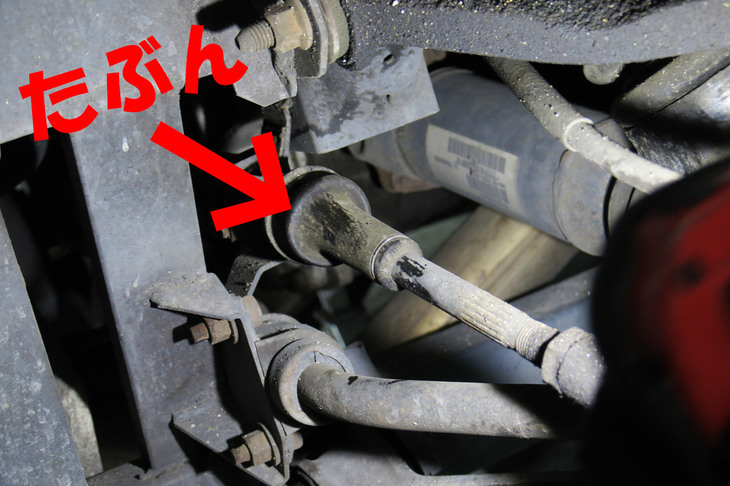 本多氏いわく「左フロントはハブだけど、左リアは後ろ側のトーリンクがガタついている」とのこと。ちなみに写真は、左リアが撮りづらかったので右リアのもので代用した。よく分からんけど、多分この棒のことでしょう。