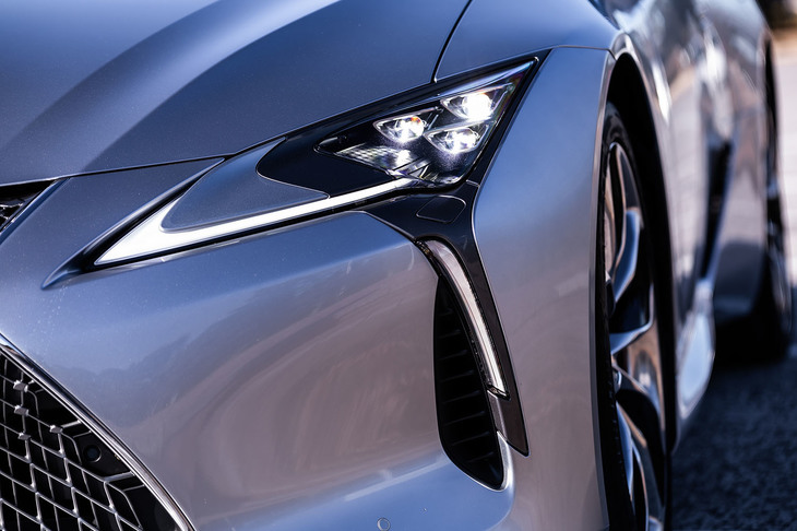 3眼式のヘッドランプやデイライト機能付きクリアランプに加え、コーナリングランプにもLEDが用いられている。縦基調のターンランプデザインと組み合わされたエアインテークは、前面からの風をフロントホイールアーチへと流し、整流効果を高めるという。