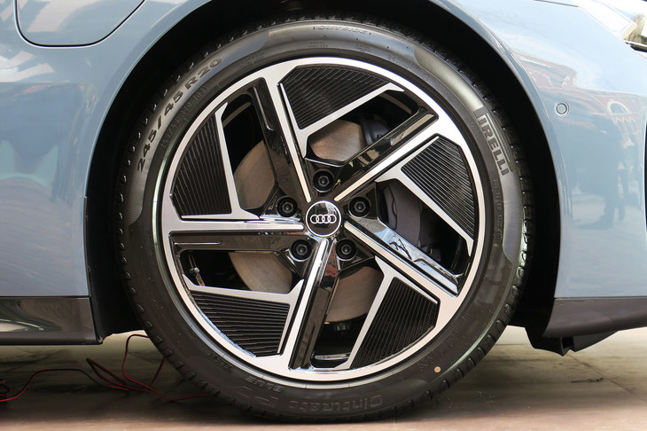 アウディe-tron GTクワトロ（フロントホイール＆タイヤ）