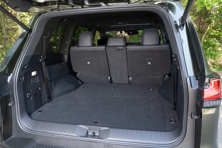 3列目シートを格納した状態の荷室。容量は1109リッターで、ゴルフバッグを5個収納できる。