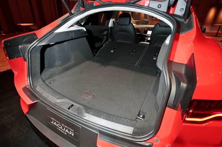 リアシートは60：40の分割可倒式。荷室容量は638～1435リッター。