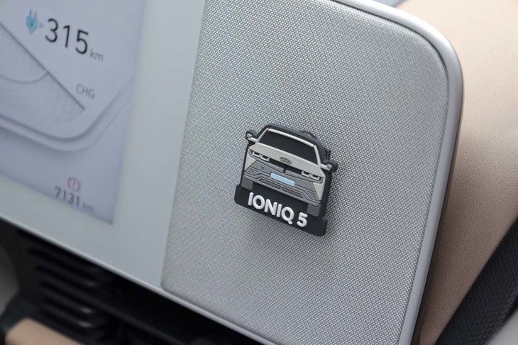 液晶メーターの右側には家庭用オーディオシステムのようなスピーカーが搭載される。内部にスチールを使うことでマグネットがつけられるのが面白い。