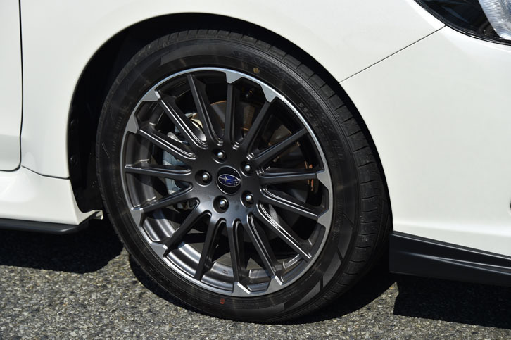 アルミホイールは、18インチの専用品。ダークグレーの塗装と切削光輝フィニッシュが特徴となっている。