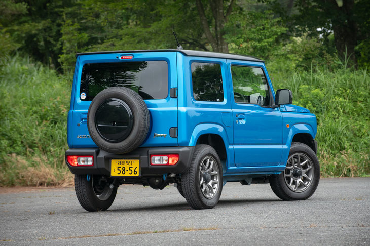 実に20年ぶりのフルモデルチェンジにより登場した新型「ジムニー」。1970年にデビューした初代から数えて4代目のモデルにあたる。