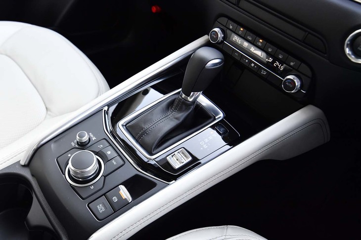 2.5リッターターボモデルのトランスミッションは6段ATのみ。シフトレバーの周辺はピアノブラックのパネルで飾られる。