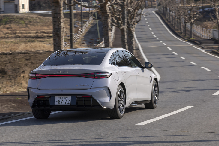 「シールAWD」はこれまでの機械式可変ダンパーに代えて新たに電子制御式減衰力可変ダンパーを装備。RWDの「シール」は固定減衰型から機械式可変ダンパーに変わっている。