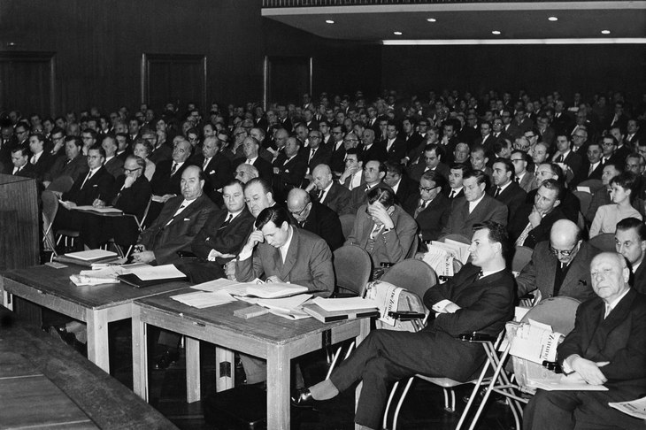 1959年の年次株主総会では、ダイムラー・ベンツの傘下に入ることまで議論された。