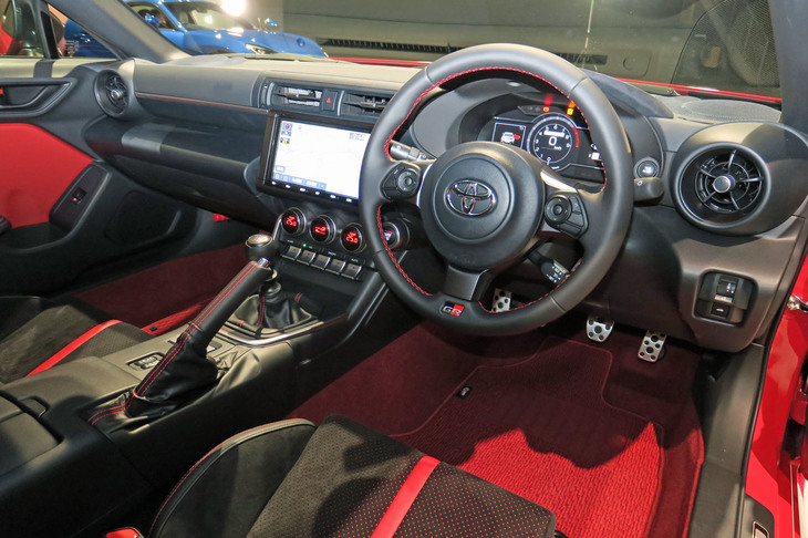 「GR 86」のダッシュボード。ステアリングリムには「GR」ロゴが入っているが、握りの形状などは「BRZ」と同じだ。