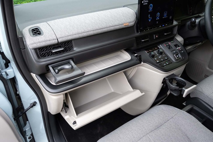大容量のグローブボックスに加えて、カップホルダーも至るところに用意される。ダッシュボードの上にあるファブリックの部分の中にも収納スペースがある。