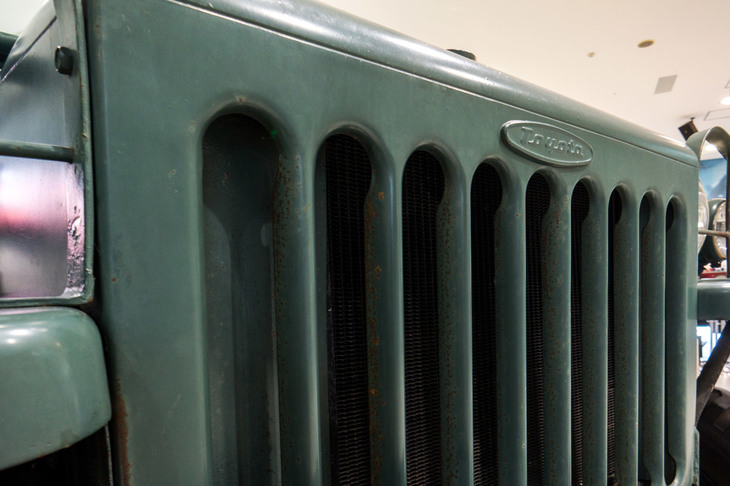 フロントに装着された「Toyota」のグリルバッジ。当初「BJ型」にはペットネームがなく、「トヨタ・ジープ」あるいは単に「BJ型」と呼ばれていた。