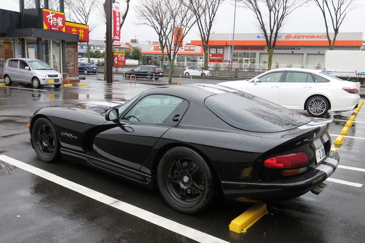 国道16号線沿いのすき家にて。充電が不十分な状態でエンジンを切ったら再始動できないので、ロードサービスによるエンジン始動後は、ガス欠におびえながら一気に相模原まで走った。