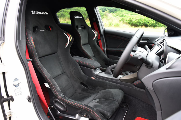 「MS-R」と名付けられたフルバケットシート。ほかに、リクライニング機構を持つセミバケットシート「MS-Z」もラインナップされる。
