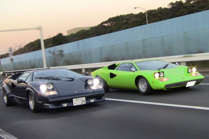 「カウンタック アニバーサリー」（左）と「カウンタックLP400」（右）との走行シーン。