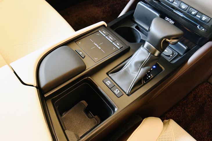 センターコンソールのシフトレバー周辺には、タッチパッドを使ったインフォテインメントシステムの操作デバイスが備わる。