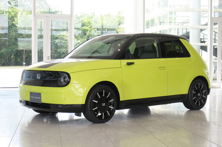 ホンダから登場した都市型EVコミューター「ホンダe」。既に欧州では発売済みで、間もなく日本にも投入される。