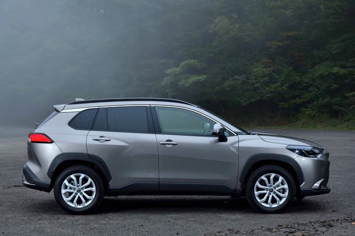 「カローラ」としては大柄な「カローラ クロス」。ホイールベースこそ他のカローラシリーズと同値（2640mm）だが、全幅は1825mmと、唯一1800mmを超えている。