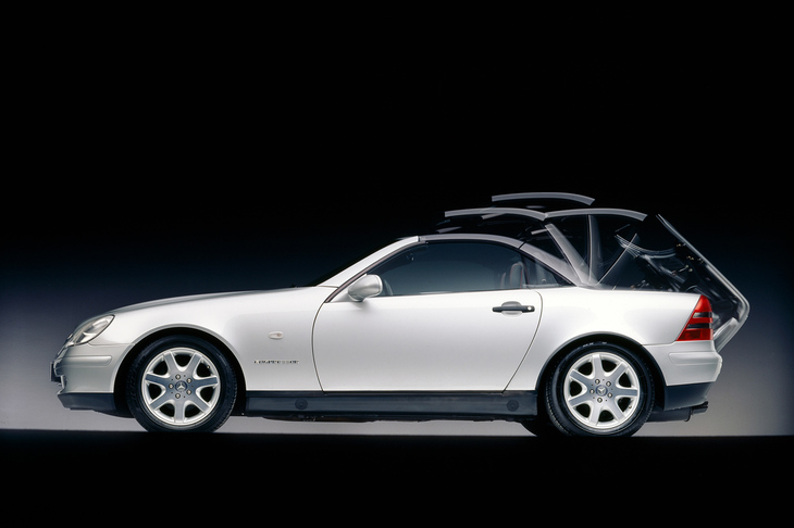 1996年に登場した初代「メルセデス・ベンツSLK」には、リトラクタブルハードトップが採用されていた。