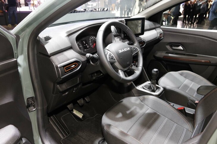 「ダチア・サンデロ ステップウェイ」。インテリアも巧みな素材変更によって若返りが図られている。