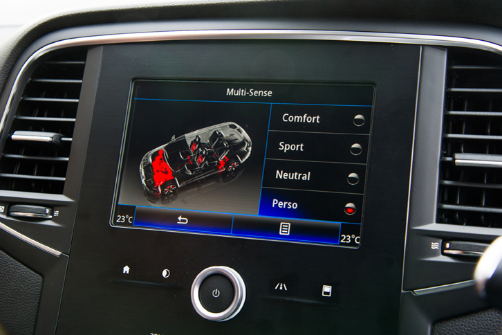 ドライブモードセレクターの操作は、ルノー最新のインフォテインメントシステム「R-LINK2」のタッチスクリーンで行う。走行モードは「ニュートラル」「コンフォート」「スポーツ」、そして各パラメーターを任意に調整できる「ペルソ」の4種類となっている。