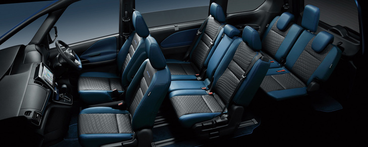 ブルーとブラックでコーディネートされた「セレナAUTECHスポーツスペック」のインテリア。