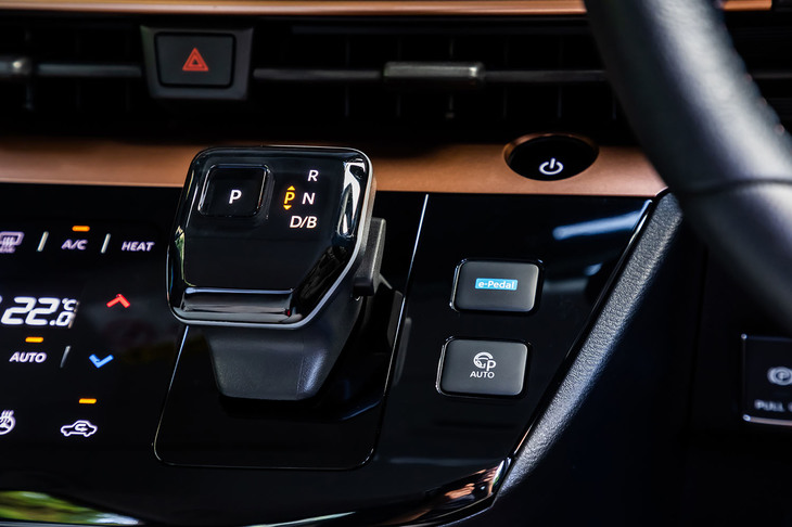 バイワイヤ式のシフトセレクターレバー右側に、アクセルオフでの減速度を高める「e-Pedal」とオプションの「プロパイロットパーキング」の作動スイッチが配置されている。