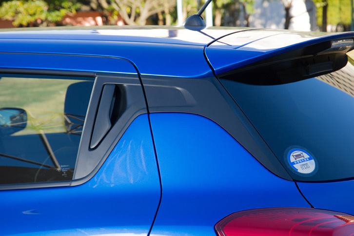 従来モデルから大きく変更されたCピラーまわりの意匠。リアドアウィンドウとリアウィンドウの間に黒い樹脂パネルが渡され、そこに隠すようにドアハンドルが配置された。