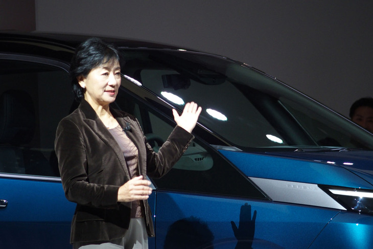 新型「セレナ」を紹介する日産の星野朝子副社長。