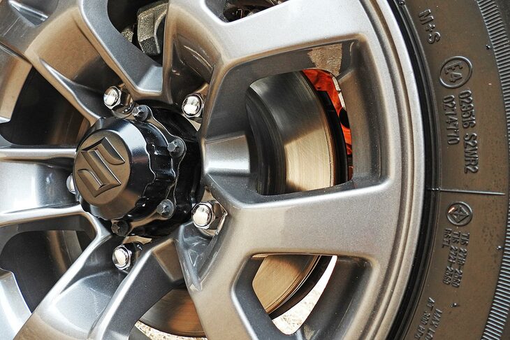 ブレーキは前後ソリッドディスクの「ジムニー シエラ」に対し、フロントのみベンチレーテッドディスクに強化されている。