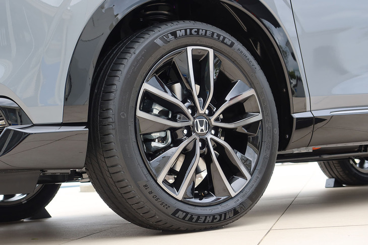ホンダ・ヴェゼルe：HEV RS（フロントホイール）