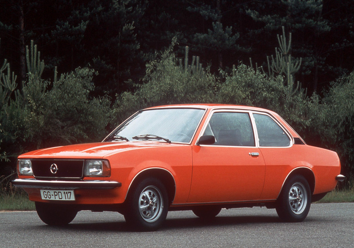 「オペル・アスコナ」の2ドアセダン。当時の日本車でいえば「コロナ」や「ブルーバード」級のボディーに1.2リッターOHVまたは1.6／1.9リッターSOHCの直4エンジンを積む。